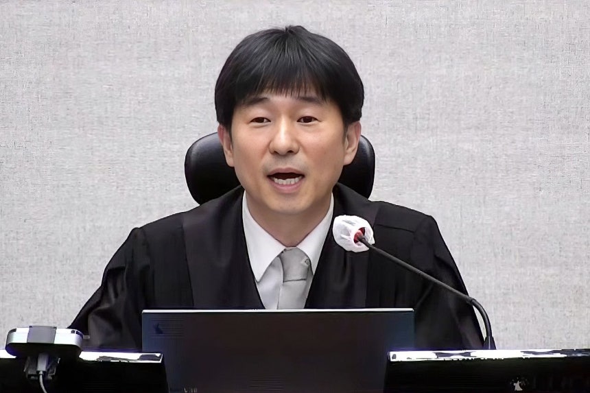 19日にソウル中央地裁で開かれた尹錫悦前大統領の内乱首謀事件1審宣告公判で部長判事が判決文を読み上げている。［写真 ソウル中央地裁］