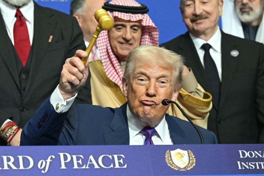 ドナルド・トランプ米大統領が19日（現地時間）、ワシントンDCにある米国平和研究所（ドナルド・トランプ平和研究所）で開かれた「平和評議会」発足会議の署名式で、議事槌を打っている。［AFP＝聯合ニュース］