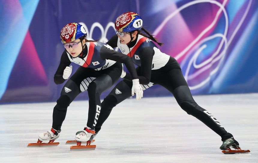 ショートトラック女子3000メートルリレーのレース中、韓国代表の崔珉禎（チェ・ミンジョン、左）を力いっぱい押し出す沈錫希（シム・ソクヒ）。キム・ジョンホ記者