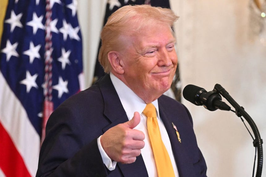 ドナルド・トランプ米大統領が18日（現地時間）、ホワイトハウスのイーストルームで主宰した「黒人歴史月間」の行事で演説し、親指を立てている。AFP＝聯合ニュース