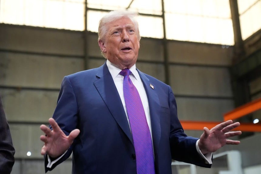 19日（現地時間）、ジョージア州のクーサ・スチール・コーポレーションを訪問したトランプ米大統領 ［AP＝聯合ニュース］