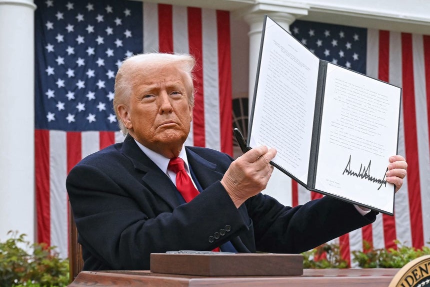 トランプ米大統領が昨年4月2日、ホワイトハウスで開かれた「米国を再び豊かに（Make America Wealthy Again）」行事で相互関税に関する発言を終えて署名した行政命令を見せている。米連邦最高裁は20日、トランプ大統領が世界貿易秩序を揺るがした一連の関税賦課措置で権限を超過したと判決し、大統領が自らの経済政策を推進するために活用してきた核心手段を遮断した。 ［AFP＝聯合ニュース］
