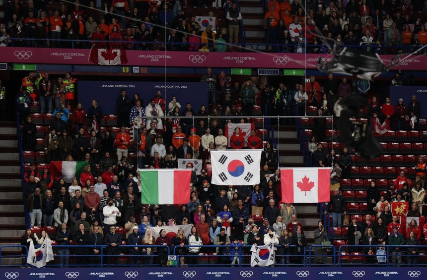 19日（日本時間）、伊ミラノ・アイススケートアリーナで行われた2026ミラノ－コルティナ冬季五輪ショートトラック女子3000メートルリレーで韓国代表チームが金メダルを獲得し、表彰式で太極旗が掲揚されている。 ［聯合ニュース］