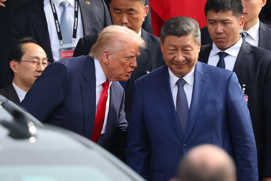 ドナルド・トランプ米国大統領と習近平中国国家主席が昨年10月30日、釜山（プサン）の「ナレマル」で米中首脳会談を終え、会談場を後にしながら会話している。［中央フォト］