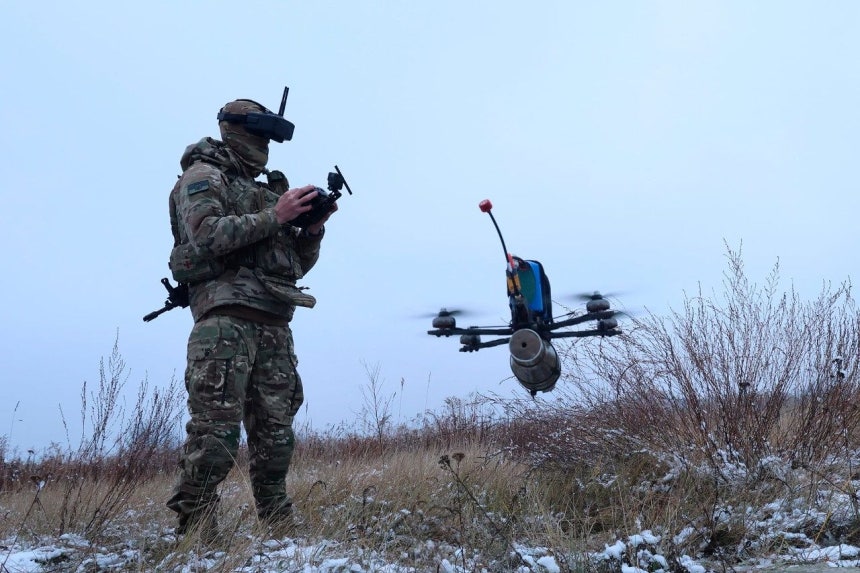 FPVドローンを運用するウクライナ軍兵士 ［ミリタルニー］