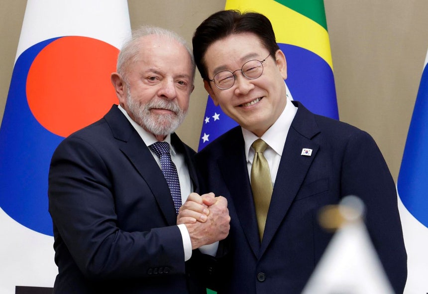 李在明大統領とブラジルのルラ大統領が23日に青瓦台で開かれた拡大首脳会談で記念撮影している。［写真 聯合ニュース］