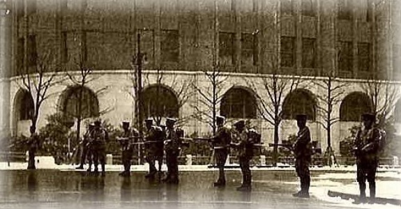 1936年の2・26事件で、日本の国会がある永田町を占領した兵士たち。［写真 ウィキペディア］