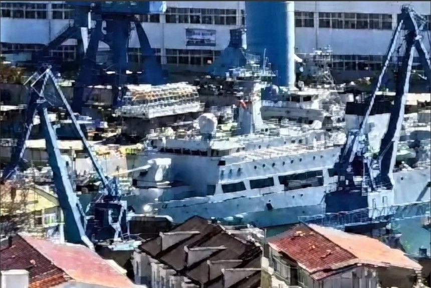 最近、中国のSNSから流出した、155ミリ艦砲が搭載されている艦艇の様子。［写真 香港SCMP キャプチャー］