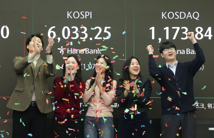  KOSPIが取引時間中に6000を超えソウルのハナ銀行本店ディーリングルームでスタッフが喜んでいる。［写真 聯合ニュース］