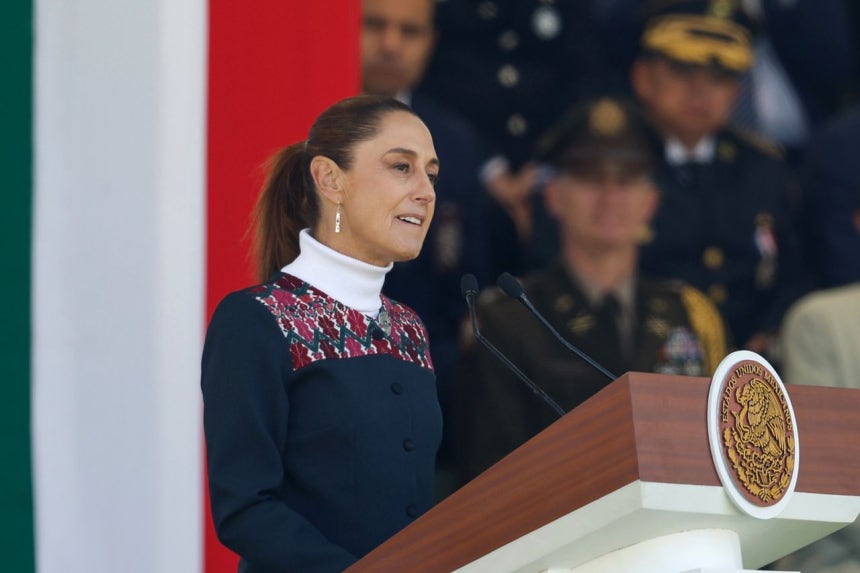 メキシコのシェインバウム大統領が24日にメキシコシティで開かれた行事に参加し演説している。［写真 EPA＝聯合ニュース］