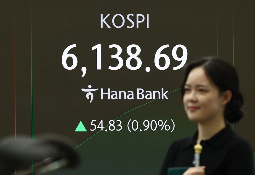 26日、ソウルのハナ銀行ディーリングルームのモニターにKOSPIなど市況が表示されている。［写真 ニュース1］