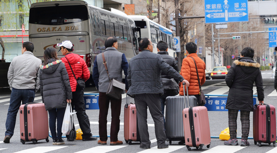 日本を訪れた中国人観光客の様子。AP＝聯合ニュース