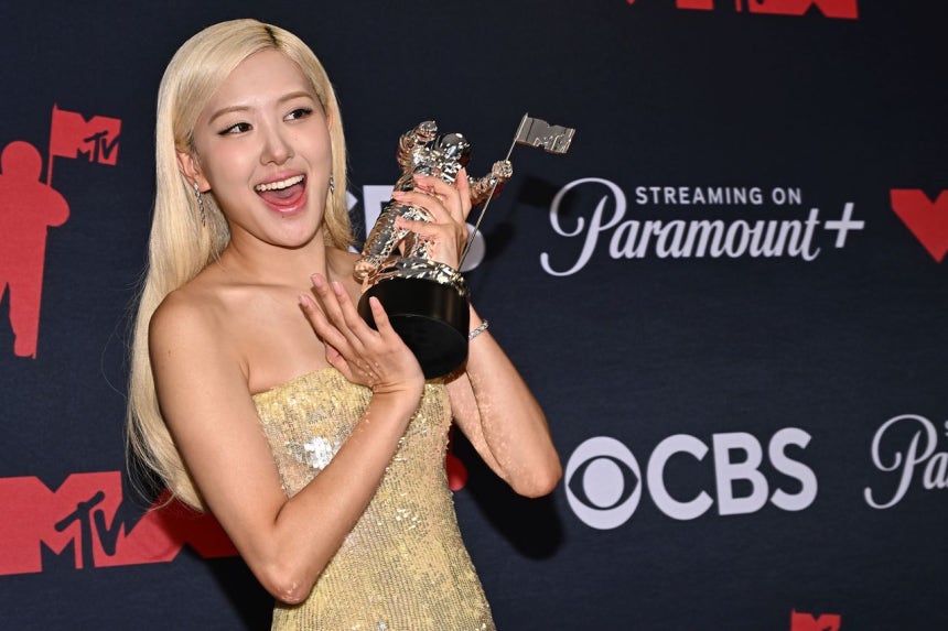 ロゼが昨年9月7日に「MTVVMA2025」で贈られたトロフィーを持ちポーズを取っている。［写真 AP＝聯合ニュース］