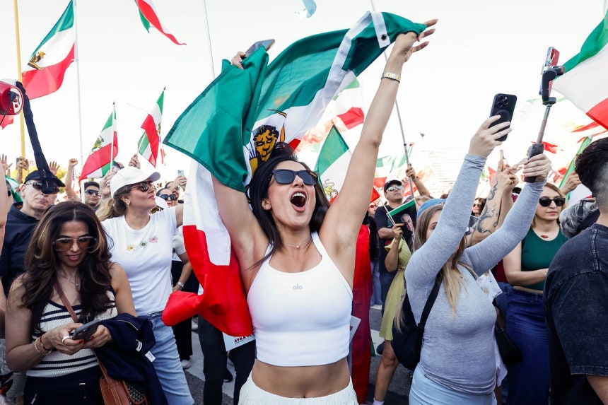  米国カリフォルニア州ロサンゼルスで、イラン系米国人たちが過去のイラン・パフラヴィー王朝時代の国旗を掲げ、米国とイスラエルのイラン攻撃に歓喜している。EPA＝聯合ニュース