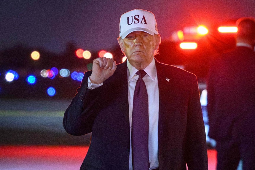 2月27日、ドナルド・トランプ米国大統領がフロリダ州のパームビーチ国際空港に到着した後、取材陣に向かって拳を握るポーズをとっている。翌日、トランプ大統領は写真で着用しているものと同じ帽子をかぶり自身のSNS「トゥルース・ソーシャル」を通じてイラン攻撃開始の事実を公開した。AFP＝聯合ニュース