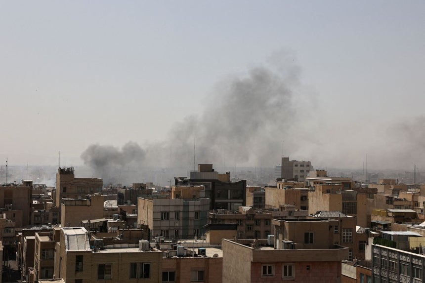 先月28日（現地時間）、米国・イスラエル軍による空襲の後、イランのテヘランで煙が広がっている。 ［ロイター＝聯合ニュース］