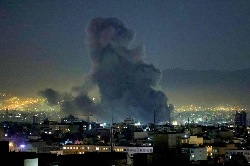 3月1日（現地時間）、テヘランでミサイル空襲が行われた後、煙が立ち上っている。米国とイスラエルは2月28日にイランを空襲し、イランの最高指導者と軍首脳部を殺害し、これに対してイラン当局はイスラエルと湾岸地域の米軍基地に向けて報復攻撃に乗り出した。AFP=聯合ニュース 