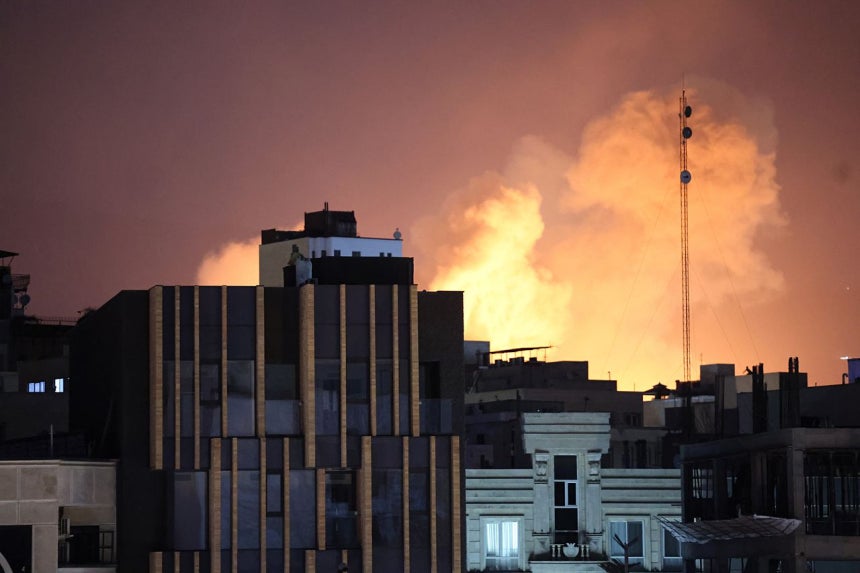1日（現地時間）、イラン・テヘランで米国とイスラエルによる相次ぐ空爆が2日目に入り、爆発後の煙と炎が建物の背後から立ち上っている。［EPA＝聯合ニュース］