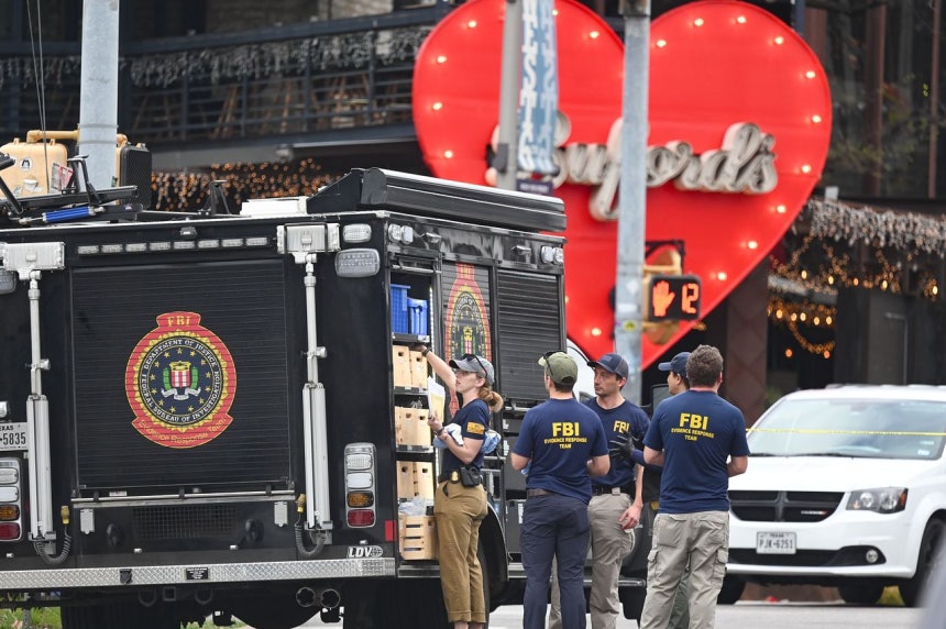 1日（現地時間）、米テキサス州オースティンで発生した銃撃事件現場で合同調査をするオースティン警察局と米連邦捜査局 ［AP＝聯合ニュース］