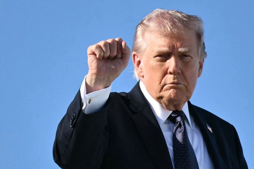 ドナルド・トランプ米国大統領が1日（現地時間）、ワシントンD.C.に戻る際、フロリダ州ウエストパームビーチのパームビーチ国際空港を出発する前にエアフォースワンに搭乗しながら拳を握るジェスチャーを見せている。AFP＝聯合ニュース 