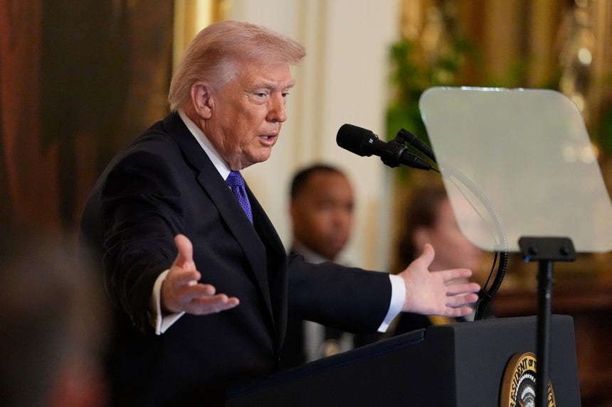 トランプ大統領が2日（現地時間）、ホワイトハウスで名誉勲章授与式に出席する前、イランに対する軍事作戦に言及している。先月28日にイランに対する空襲が始まって以降、トランプ大統領は動画メッセージを2回出したが、生中継形式で作戦状況を直接説明したのはこの日が初めて。［AP＝聯合ニュース］