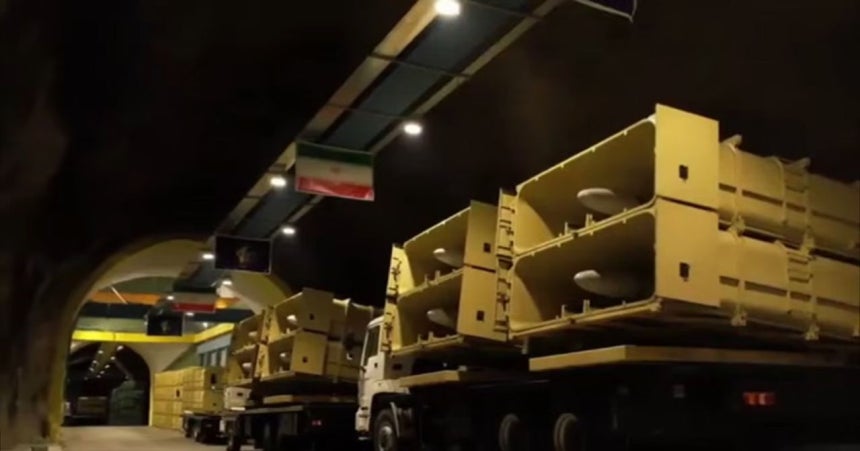 イランが国営メディアを通じて公開した武器トンネルの内部 ［ファルス通信 キャプチャー］