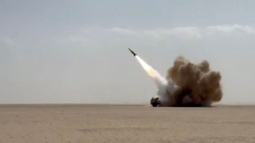1日、米中央軍司令部がイランに向けミサイルを発射している。［写真 ロイター＝聯合ニュース］