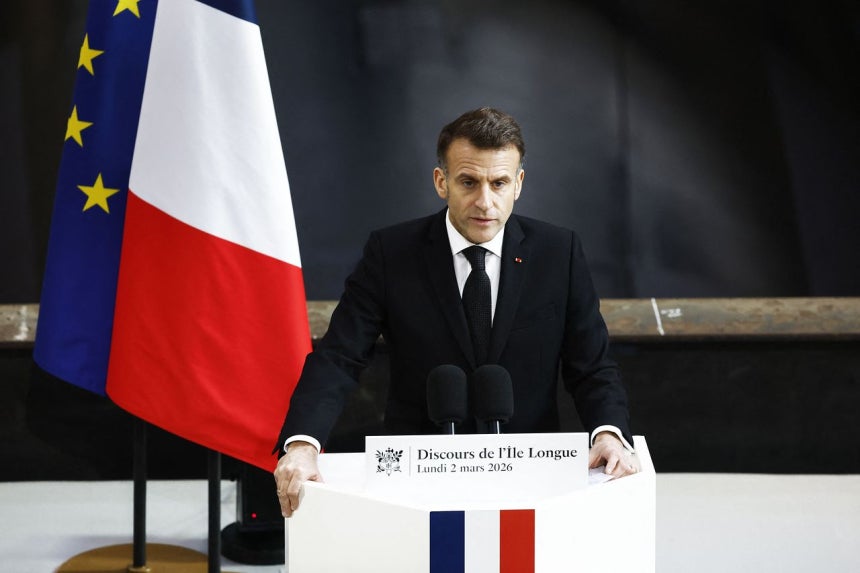 マクロン仏大統領が2日（現地時間）、戦略原子力潜水艦（SSBN）「ル・テメレール」が配備されたロング島の海軍基地で「核弾頭の数を増やすことにした」と明らかにした。 ［AFP＝聯合ニュース］