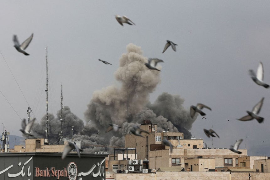 2日、米国とイスラエルの爆撃でテヘランの建物が爆破され煙が上がっている。［写真 ロイター＝聯合ニュース］