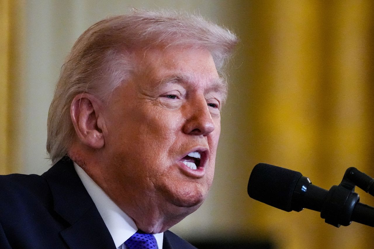ドナルド・トランプ米国大統領が2日（現地時間）、米国ワシントンD.C.のホワイトハウスで開かれた名誉勲章授与式で、イラン空爆の状況について直接説明している。先月28日にイランに対する空爆が始まって以来、トランプ大統領が公式の場に姿を現したのはこの日が初めてだ。ロイター＝聯合ニュース