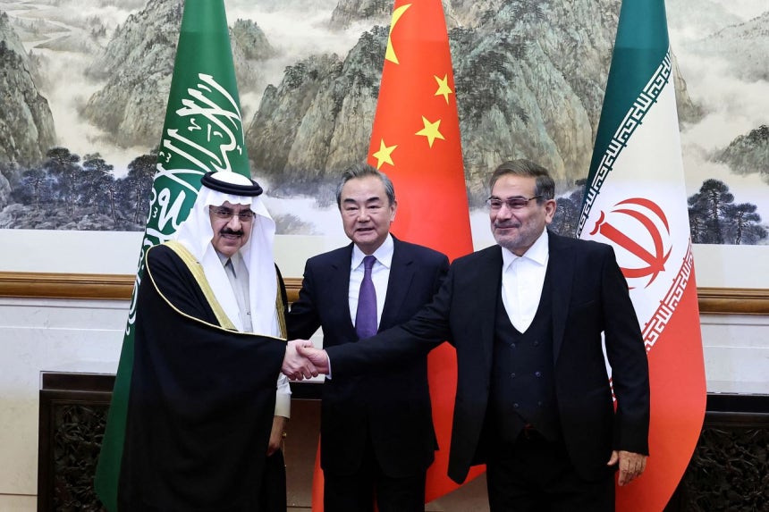 2023年3月10日、北京の釣魚台国賓館で、中国外交部長の王毅氏（中央）、イラン最高国家安全保障会議書記のアリ・シャムハニ氏（右）、サウジアラビア国家安全保障補佐官のムサード・ビン・モハメド・アル・アイバン氏が会談に先立ち、記念撮影を行っている。［ロイター＝聯合ニュース］