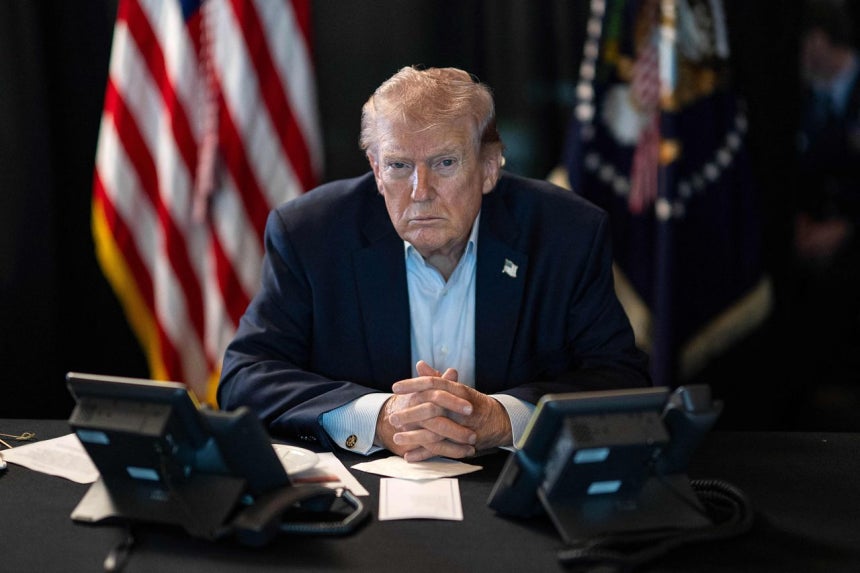  トランプ米大統領が1日にホワイトハウスで対イラン軍事作戦の実行過程を調べている。［写真 AFP＝聯合ニュース］