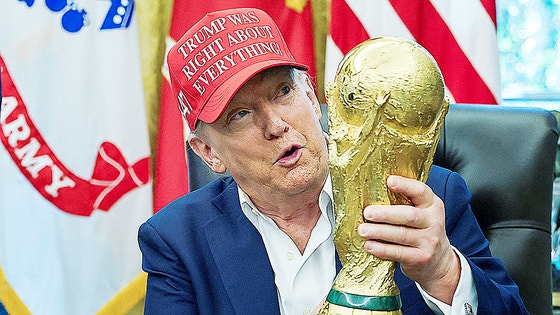 昨年8月22日、米ホワイトハウスのオーバルオフィス（執務室）で、ドナルド・トランプ大統領が2026 FIFAワールドカップに関する発表を行い、優勝トロフィーを掲げている。［ロイター＝聯合ニュース］