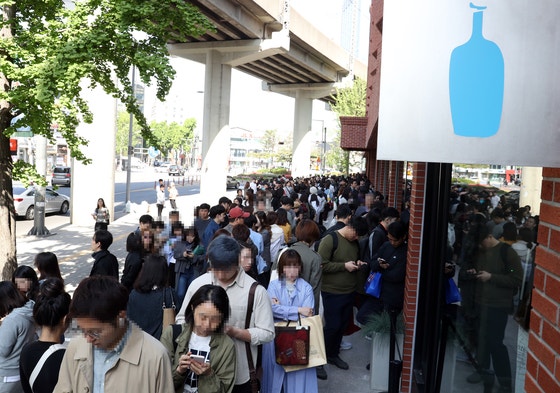 米国コーヒーブランド「ブルーボトル」の韓国1号店が開店した2019年、ソウル城東区（ソンドング）のブルーボトル聖水（ソンス）店の前に顧客が列を作っている。［聯合ニュース］