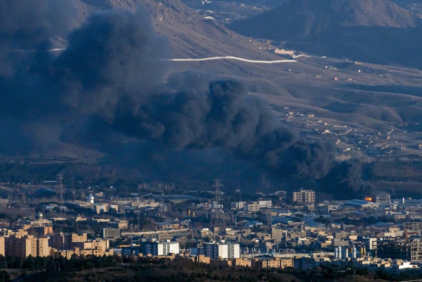 空襲を受けたイランの首都テヘラン ［UPI＝聯合ニュース］