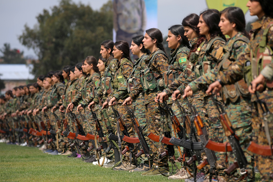   クルド女性防衛隊の閲兵式 ［ロイター＝聯合ニュース］