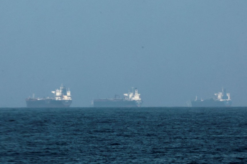 イランがホルムズ海峡の封鎖を公言する中、3日（現地時間）、アラブ首長国連邦（UAE）のフジャイラ海岸にタンカーが停泊している。ロイター＝聯合ニュース