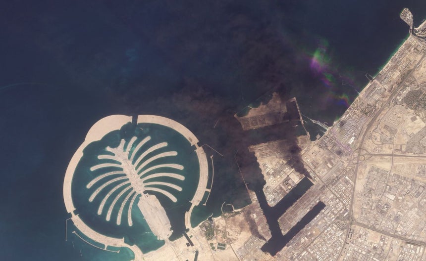 1日（現地時間）、アラブ首長国連邦（UAE）ドバイのジェベル・アリ港がイランのミサイル攻撃により炎上している様子。ロイター＝聯合ニュース
