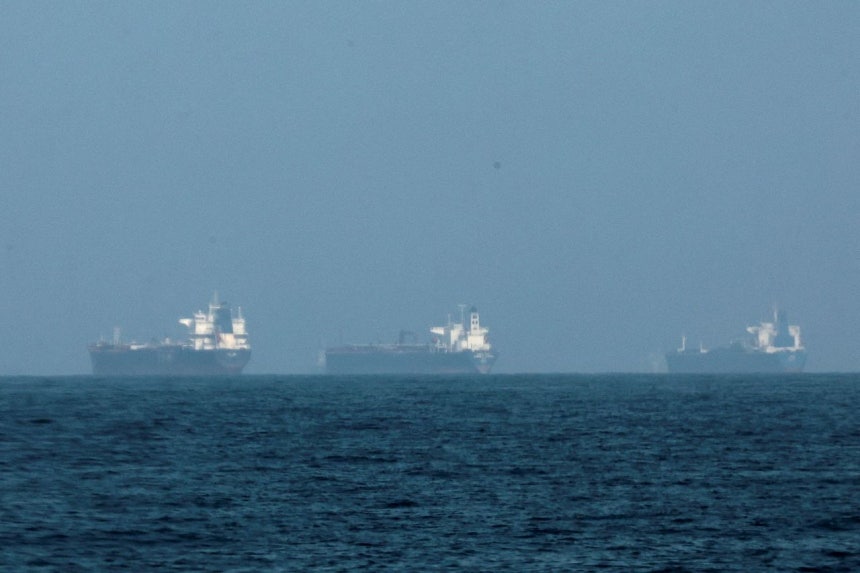 3日（現地時間）ホルムズ海峡のアラブ首長国連邦フジャイラ海岸にタンカーが待機している。 ［ロイター＝聯合ニュース］
