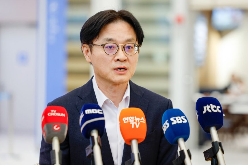 韓国産業通商部の金正官（キム・ジョングァン）長官が対米通商懸案の協議を終え、8日午後に仁川（インチョン）国際空港第2ターミナルを通じて帰国し、取材陣の質問に答えている。金長官は「米国側が国会の法通過に関連して高く評価した」と述べた。ニュース1