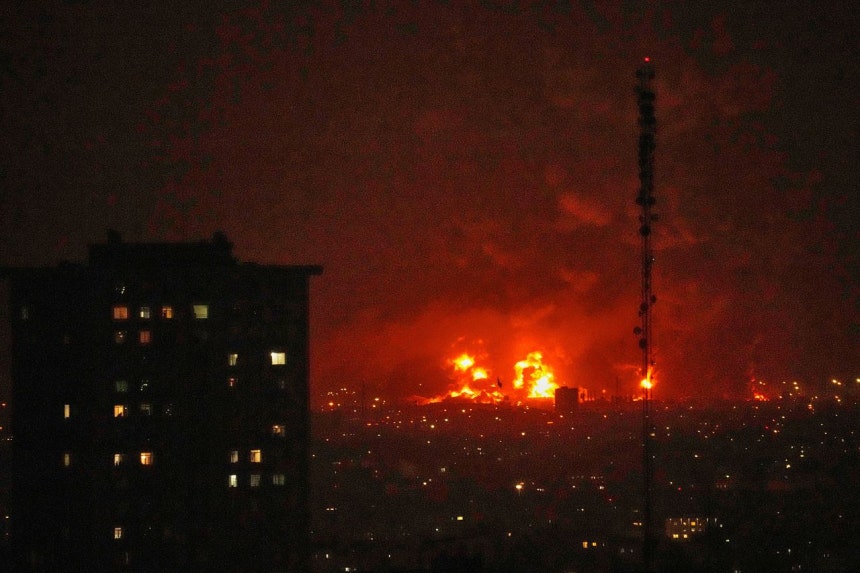 米国・イスラエルの軍事作戦で空爆が続いた7日（現地時間）、イランの首都テヘラン南部の石油貯蔵施設で炎が立ち上っている。今回の空爆でテヘラン一帯の燃料貯蔵施設が打撃を受けたと伝えられている。［AP＝聯合ニュース］