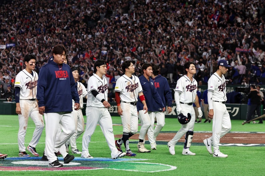 韓国は8日、東京ドームで行われたWBC1次ラウンド第3戦で台湾に4－5で敗れた。写真は沈鬱な表情で球場を去る韓国選手たちの姿。［ニュース1］