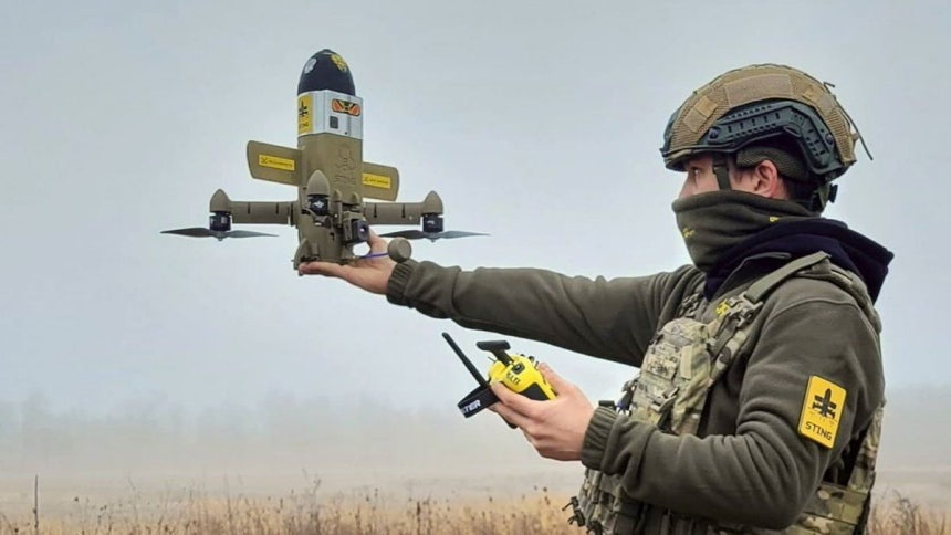 ウクライナの迎撃ドローン「スティング」を飛ばすウクライナ将兵。スティングはウクライナのワイルドホーネッツグループが開発した高速迎撃ドローン。 ［写真 ワイルドホーネッツ］