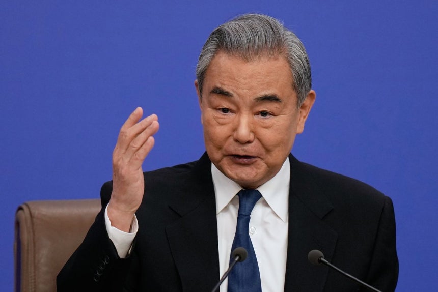 8日、中国北京のメディアセンターで、中国共産党政治局委員兼外交部長のの王毅氏が外国人記者の質問に答えている。AP＝聯合ニュース