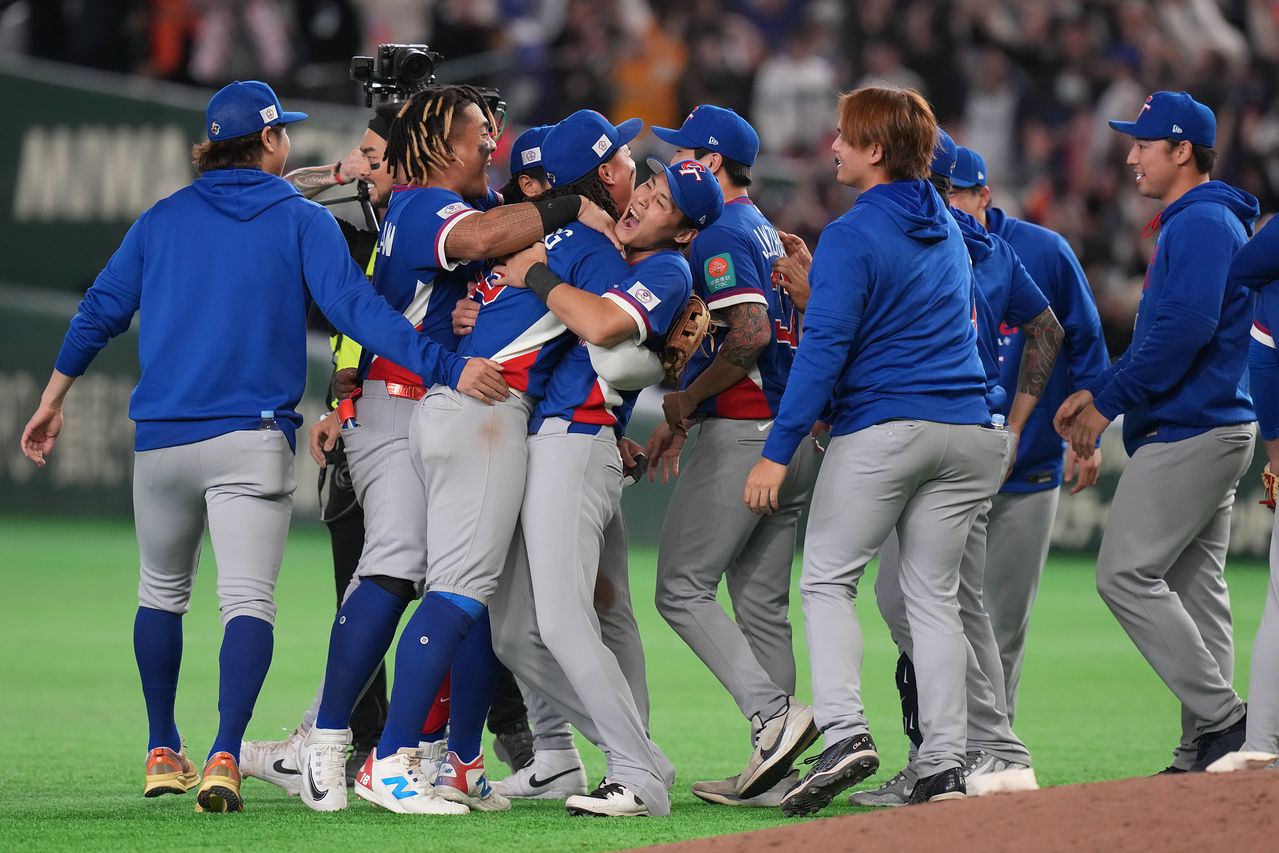   韓国戦の勝利を祝う台湾の選手たち ［AP＝聯合ニュース］