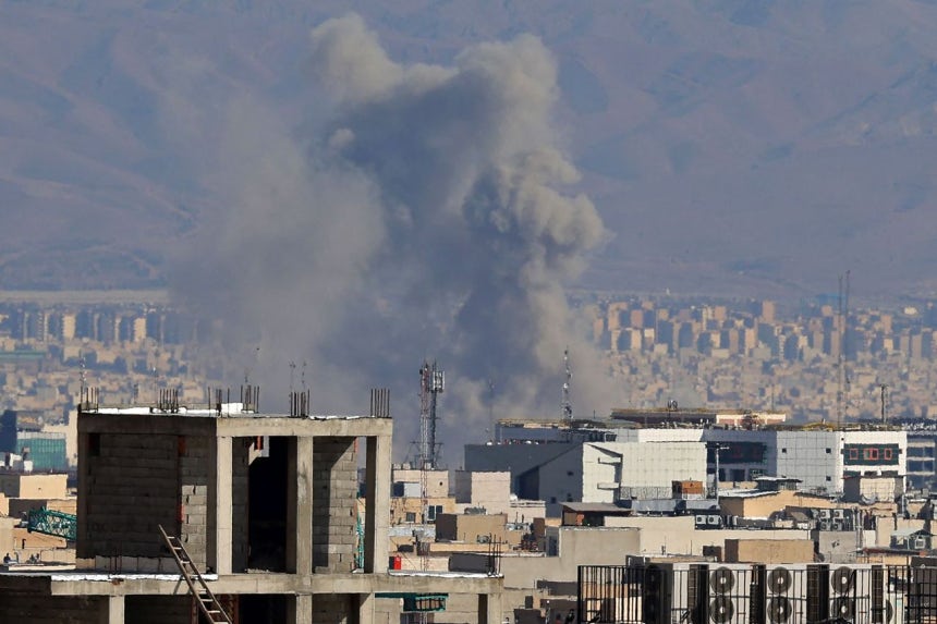 6日（現地時間）、米国・イスラエルの空襲によりイランのテヘラン市内で煙が立ち上っている。［AFP＝聯合ニュース］