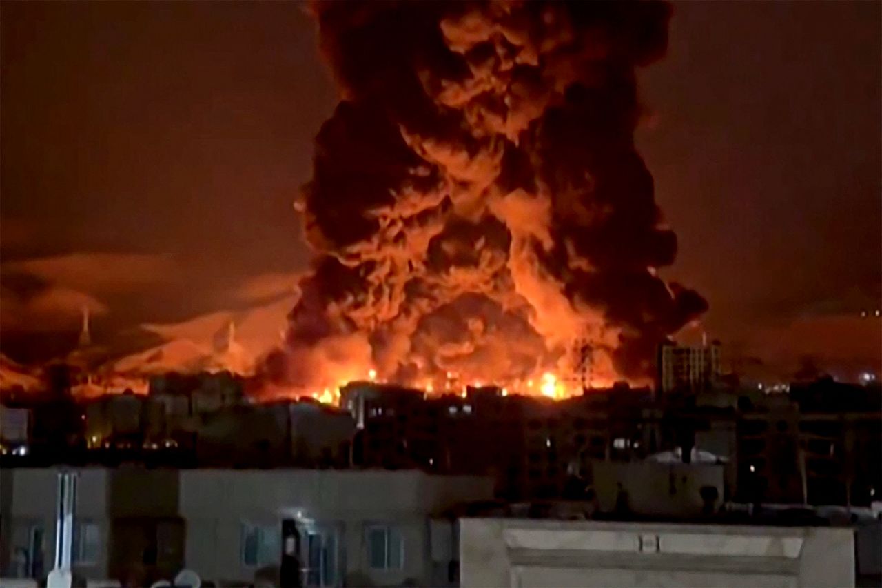   7日夜、イラン・テヘランの石油貯蔵施設がイスラエルの空爆で炎に包まれている。［AFP＝聯合ニュース］