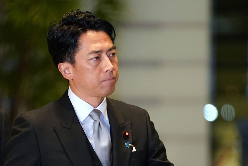 先月18日、首相官邸に入る小泉進次郎防衛相 ［AFP＝聯合ニュース］