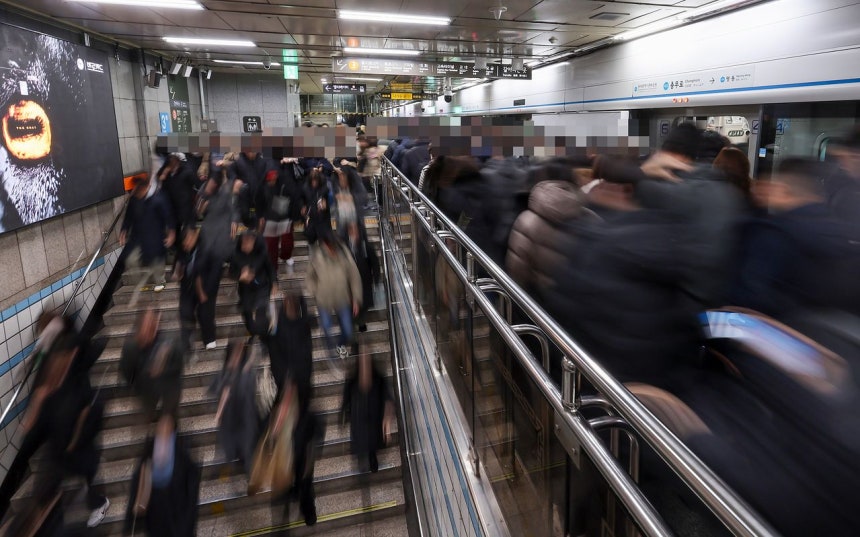 1月14日、ソウルの忠武路駅。通勤中の市民で混み合っている。［写真 ニュース1］