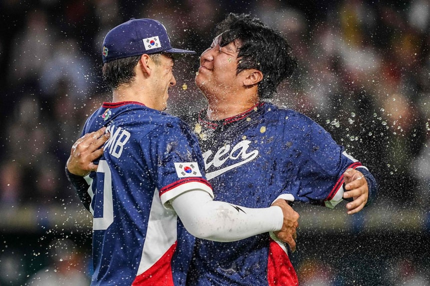 文保景（右）とウィットコムが9日、WBC準々決勝進出を確定し喜んでいる。［写真 AFP＝聯合ニュース］